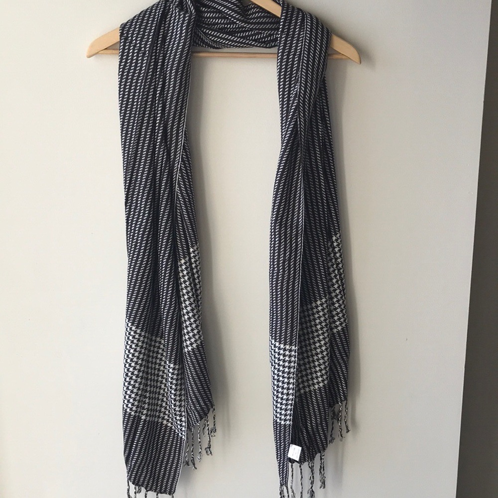Checkered black n white neck scarf